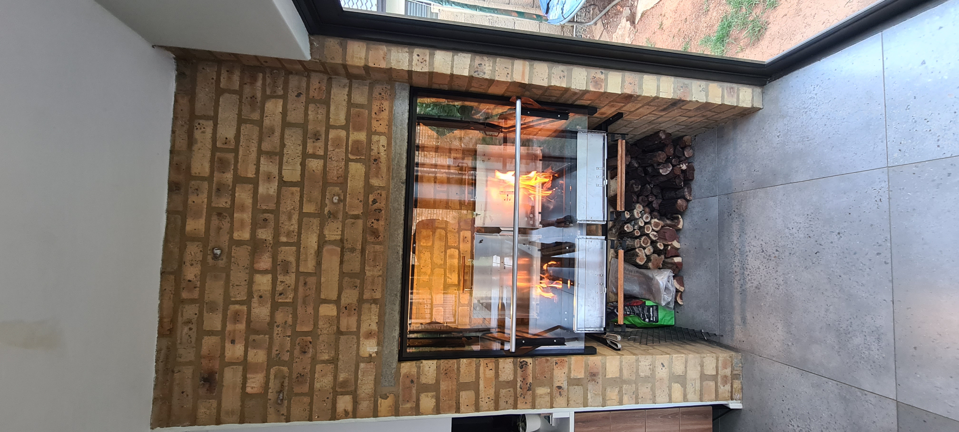 Binne braai met venster toe